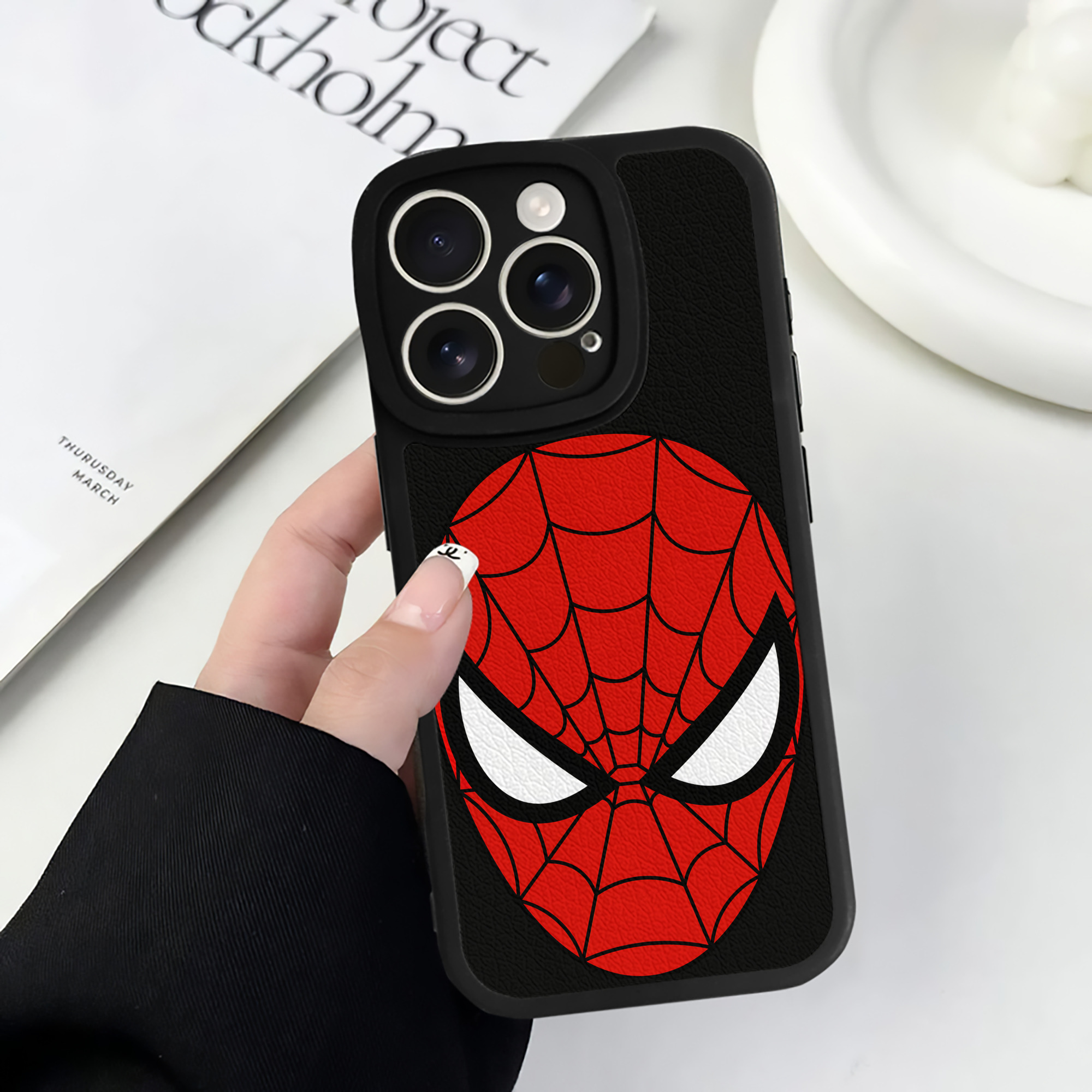 Spider Man スパイダーマン 【iPhone 16シリーズ対応】シリコンスマホケース（レザー調） 材質：シリコン